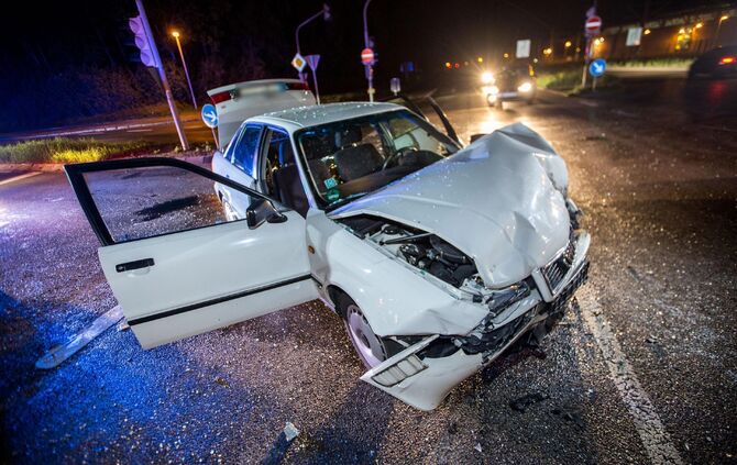 Bildupdate gepixelt: BMW nimmt Audi die Vorfahrt: Heftiger Kreuzungscrash fordert 4 Verletzte_4