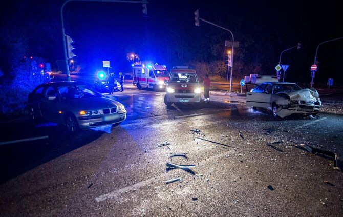 Bildupdate gepixelt: BMW nimmt Audi die Vorfahrt: Heftiger Kreuzungscrash fordert 4 Verletzte_5