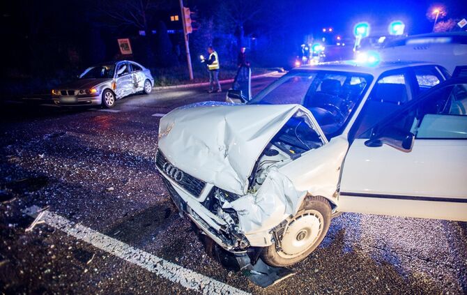Bildupdate gepixelt: BMW nimmt Audi die Vorfahrt: Heftiger Kreuzungscrash fordert 4 Verletzte_6