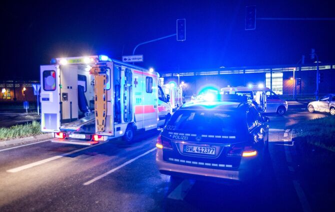 Bildupdate gepixelt: BMW nimmt Audi die Vorfahrt: Heftiger Kreuzungscrash fordert 4 Verletzte_7