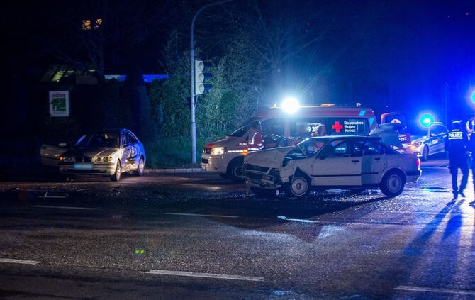 Bildupdate gepixelt: BMW nimmt Audi die Vorfahrt: Heftiger Kreuzungscrash fordert 4 Verletzte_8