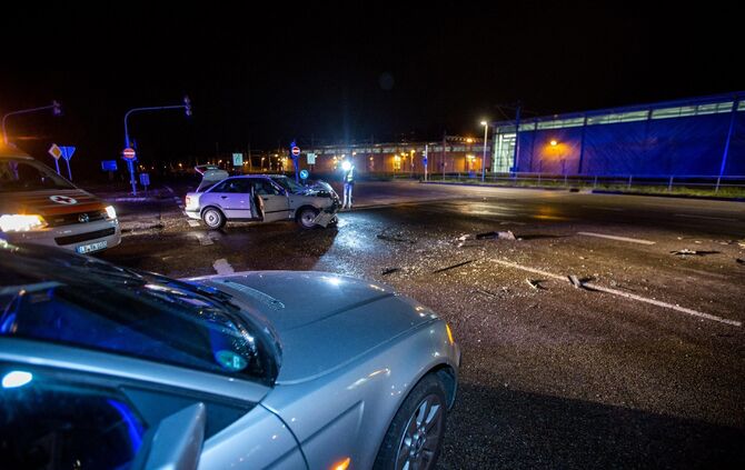 Bildupdate gepixelt: BMW nimmt Audi die Vorfahrt: Heftiger Kreuzungscrash fordert 4 Verletzte_9