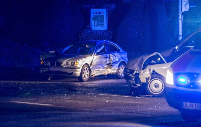 Bildupdate gepixelt: BMW nimmt Audi die Vorfahrt: Heftiger Kreuzungscrash fordert 4 Verletzte_10