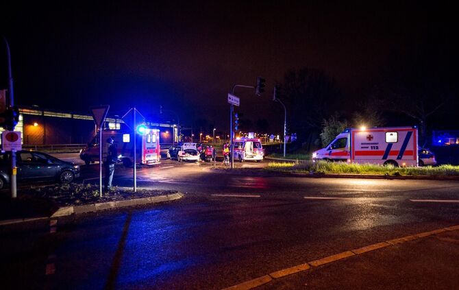 Bildupdate gepixelt: BMW nimmt Audi die Vorfahrt: Heftiger Kreuzungscrash fordert 4 Verletzte_11