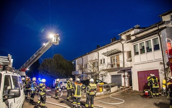 Trokner brennt im Keller - Bewohner versucht zu loeschen und wir verletzt - Bild 01_0
