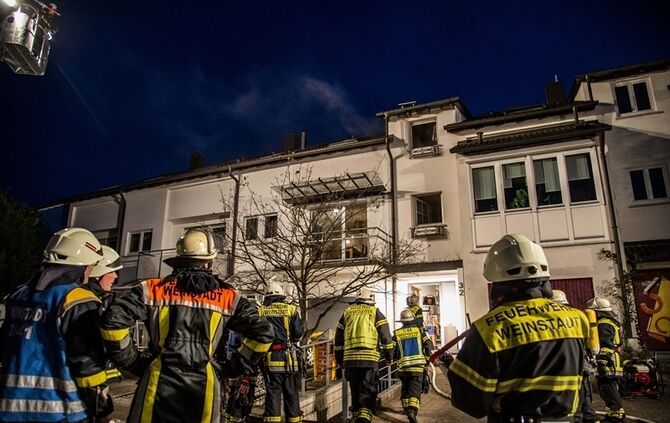 Trokner brennt im Keller - Bewohner versucht zu loeschen und wir verletzt - Bild 06_4
