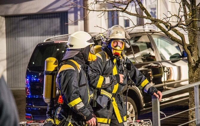 Trokner brennt im Keller - Bewohner versucht zu loeschen und wir verletzt - Bild 13_7