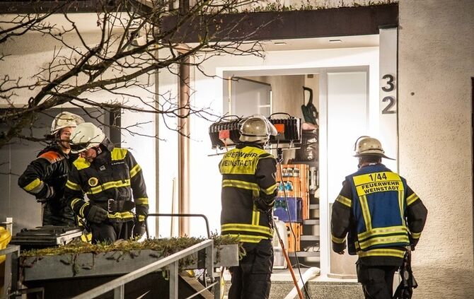 Trokner brennt im Keller - Bewohner versucht zu loeschen und wir verletzt - Bild 16_12