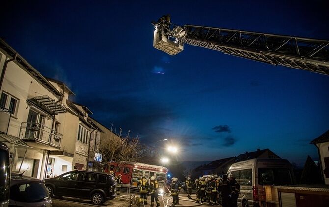 Trokner brennt im Keller - Bewohner versucht zu loeschen und wir verletzt - Bild 12_14