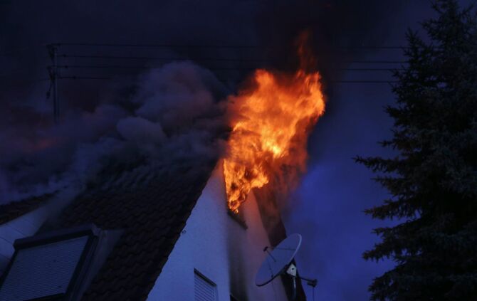 Bildupdate: Dachstuhlbrsnd in der Rosenstrasse Feuerwehr Berglen im Löschangriff