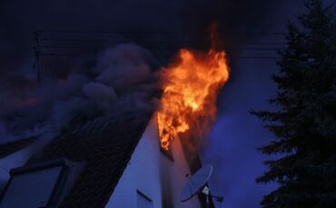 Bildupdate: Dachstuhlbrsnd in der Rosenstrasse Feuerwehr Berglen im Löschangriff