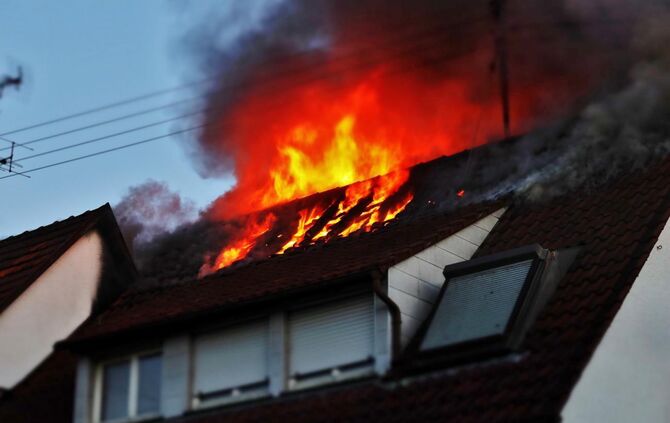 Bildupdate: Dachstuhlbrsnd in der Rosenstrasse Feuerwehr Berglen im Löschangriff