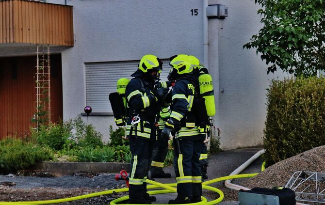 Bildupdate: Dachstuhlbrsnd in der Rosenstrasse Feuerwehr Berglen im Löschangriff