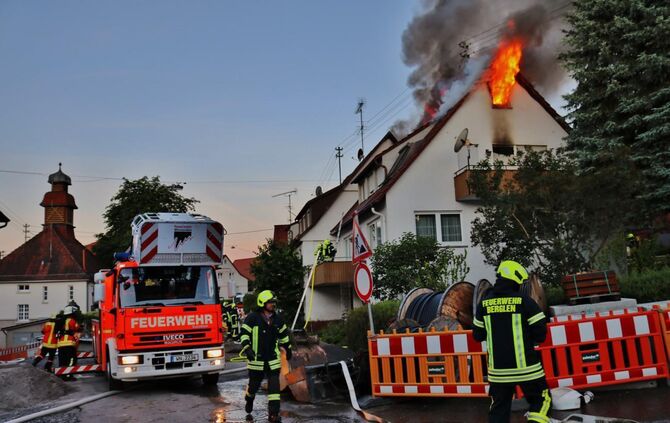 Bildupdate: Dachstuhlbrsnd in der Rosenstrasse Feuerwehr Berglen im Löschangriff