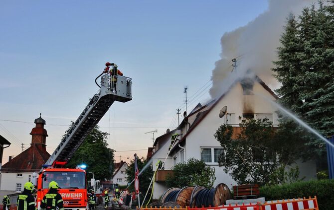 Bildupdate: Dachstuhlbrsnd in der Rosenstrasse Feuerwehr Berglen im Löschangriff