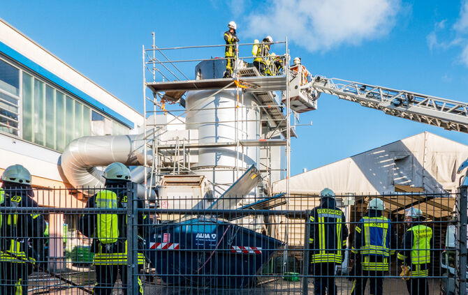 Verpuffung bei Metallschleiferei - Gebäude evakuiert - Bild 04_0
