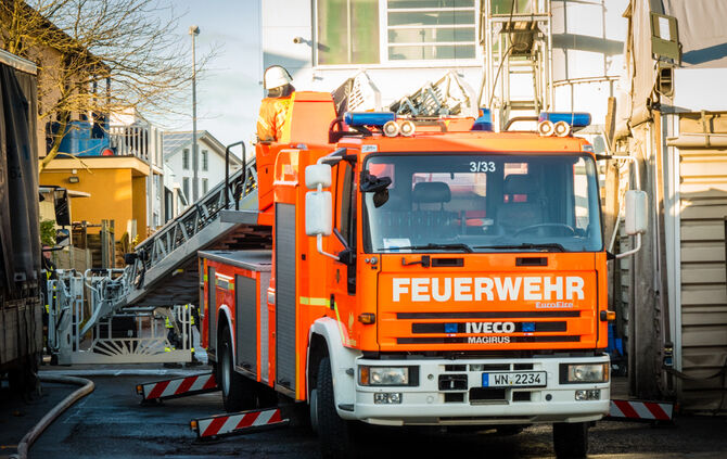 Verpuffung bei Metallschleiferei - Gebäude evakuiert - Bild 14_1