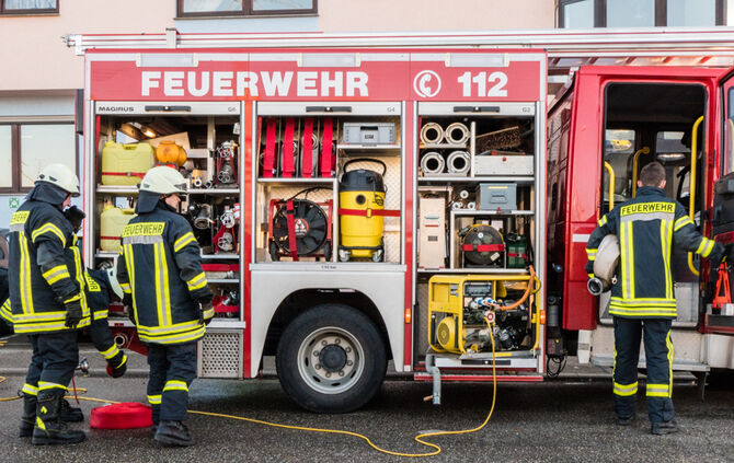 Verpuffung bei Metallschleiferei - Gebäude evakuiert - Bild 12_3