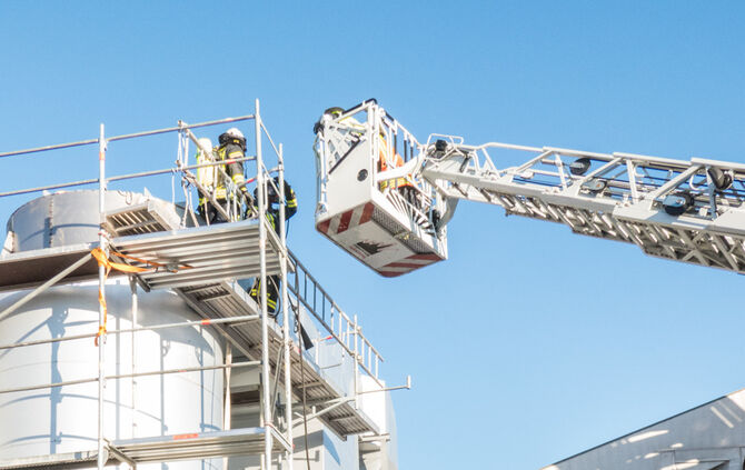 Verpuffung bei Metallschleiferei - Gebäude evakuiert - Bild 06_10