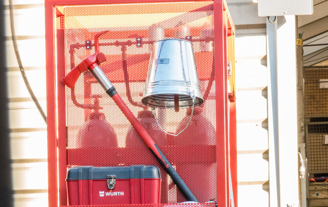 Verpuffung bei Metallschleiferei - Gebäude evakuiert - Bild 05_11