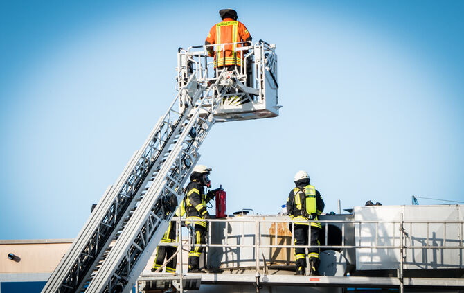 Verpuffung bei Metallschleiferei - Gebäude evakuiert - Bild 03_12