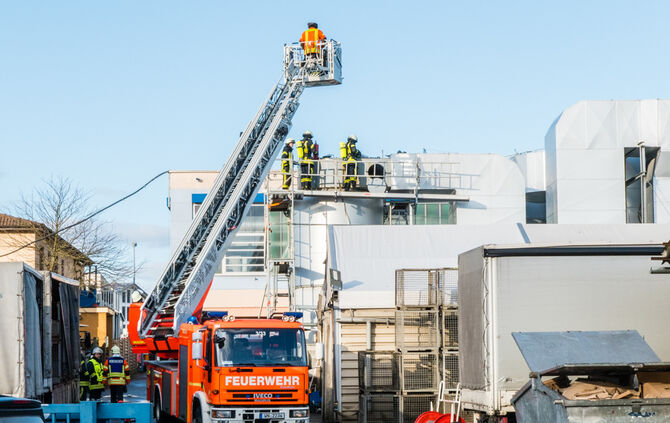 Verpuffung bei Metallschleiferei - Gebäude evakuiert - Bild 02_13