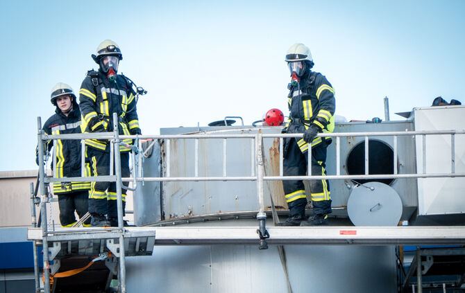 Verpuffung bei Metallschleiferei - Gebäude evakuiert - Bild 01_14