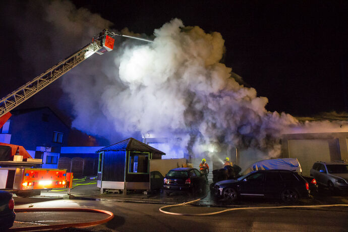 Brand in Autowerkstatt / Autohandel, In den Badwiesen, Oppenweiler, 14.04.2021