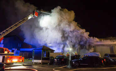 Brand in Autowerkstatt / Autohandel, In den Badwiesen, Oppenweiler, 14.04.2021