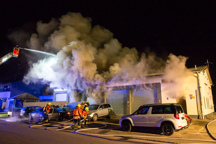 Brand in Autowerkstatt / Autohandel, In den Badwiesen, Oppenweiler, 14.04.2021