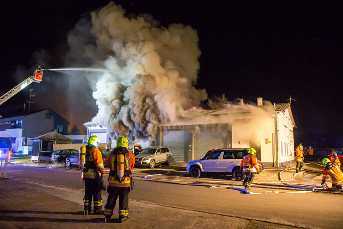 Brand in Autowerkstatt / Autohandel, In den Badwiesen, Oppenweiler, 14.04.2021