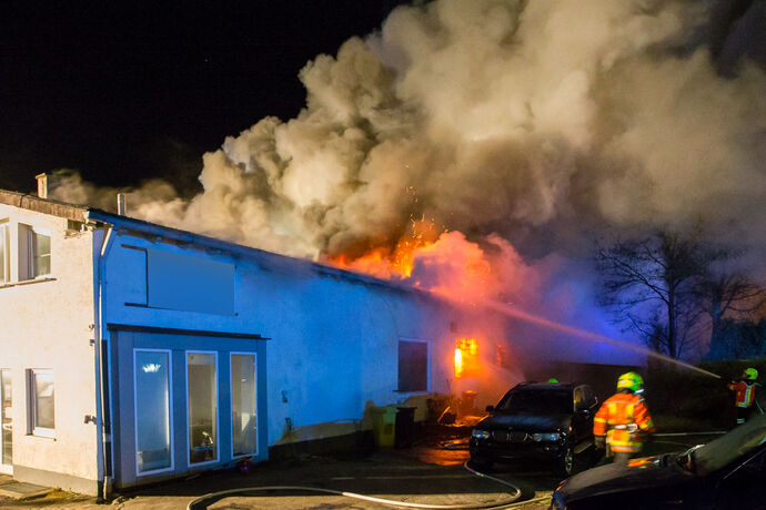 Brand in Autowerkstatt / Autohandel, In den Badwiesen, Oppenweiler, 14.04.2021