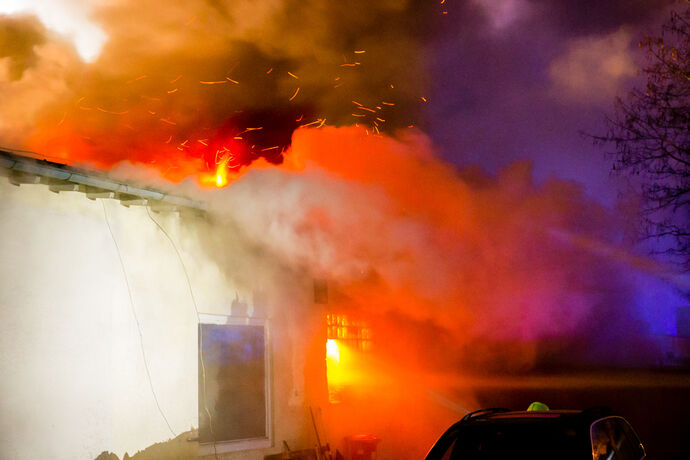 Brand in Autowerkstatt / Autohandel, In den Badwiesen, Oppenweiler, 14.04.2021