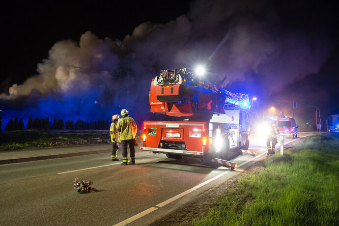 Brand in Autowerkstatt / Autohandel, In den Badwiesen, Oppenweiler, 14.04.2021