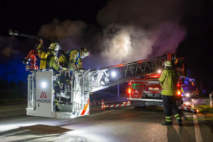 Brand in Autowerkstatt / Autohandel, In den Badwiesen, Oppenweiler, 14.04.2021
