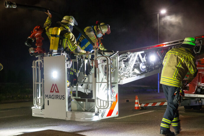 Brand in Autowerkstatt / Autohandel, In den Badwiesen, Oppenweiler, 14.04.2021