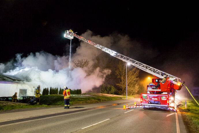 Brand in Autowerkstatt / Autohandel, In den Badwiesen, Oppenweiler, 14.04.2021
