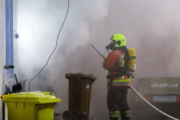 Brand in Autowerkstatt / Autohandel, In den Badwiesen, Oppenweiler, 14.04.2021