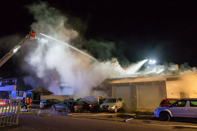 Brand in Autowerkstatt / Autohandel, In den Badwiesen, Oppenweiler, 14.04.2021