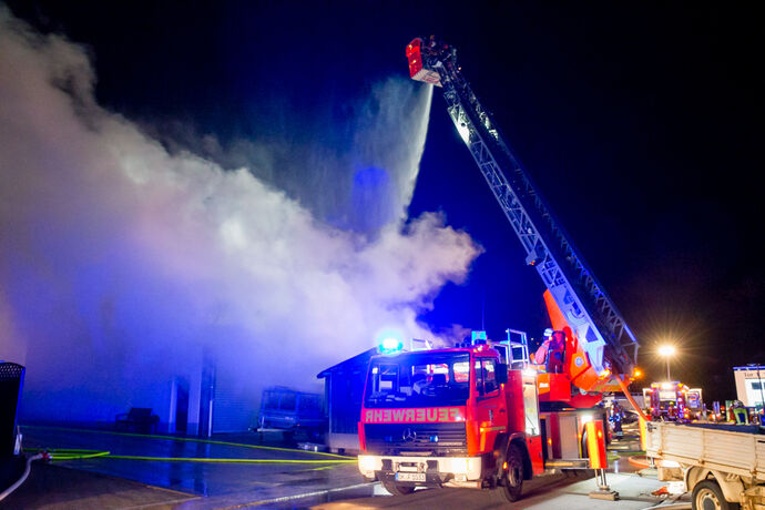 Brand in Autowerkstatt / Autohandel, In den Badwiesen, Oppenweiler, 14.04.2021