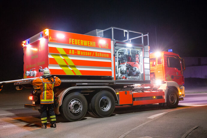 Brand in Autowerkstatt / Autohandel, In den Badwiesen, Oppenweiler, 14.04.2021