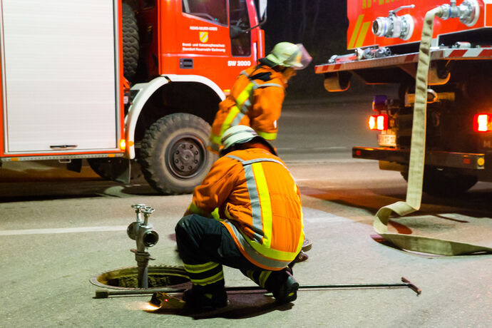 Brand in Autowerkstatt / Autohandel, In den Badwiesen, Oppenweiler, 14.04.2021