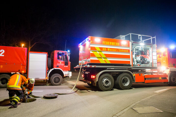 Brand in Autowerkstatt / Autohandel, In den Badwiesen, Oppenweiler, 14.04.2021