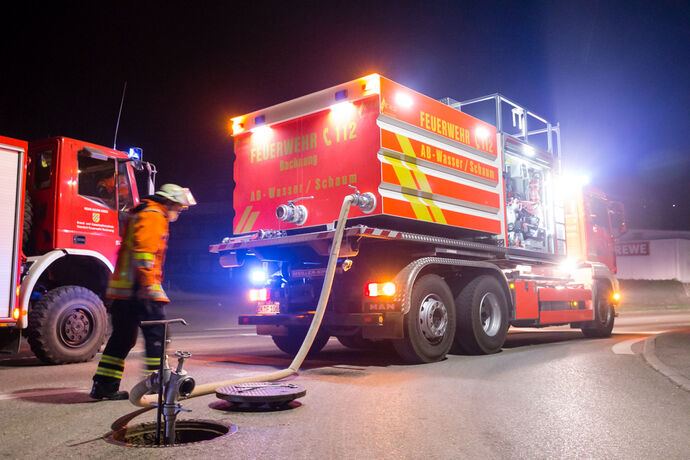 Brand in Autowerkstatt / Autohandel, In den Badwiesen, Oppenweiler, 14.04.2021