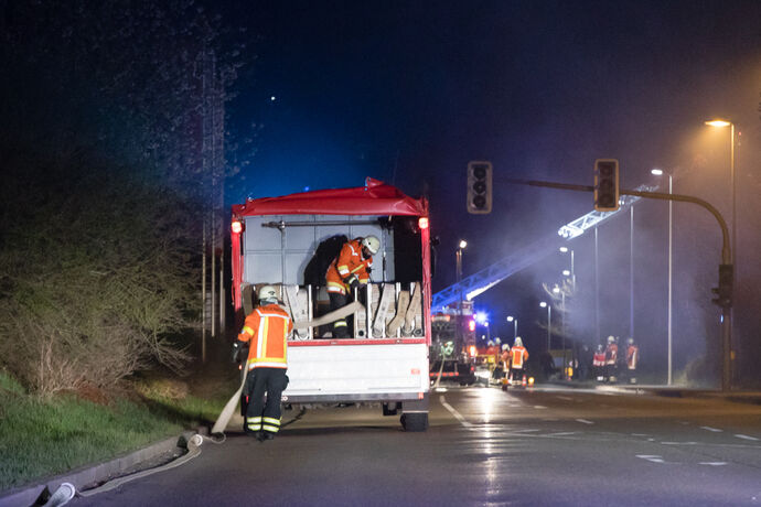 Brand in Autowerkstatt / Autohandel, In den Badwiesen, Oppenweiler, 14.04.2021