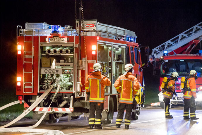Brand in Autowerkstatt / Autohandel, In den Badwiesen, Oppenweiler, 14.04.2021
