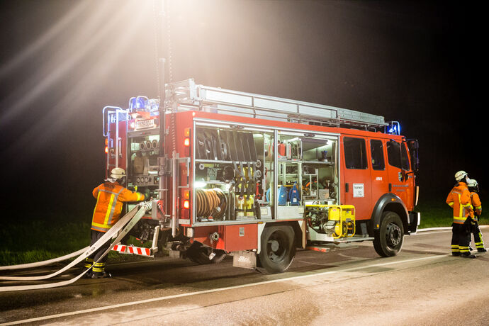 Brand in Autowerkstatt / Autohandel, In den Badwiesen, Oppenweiler, 14.04.2021