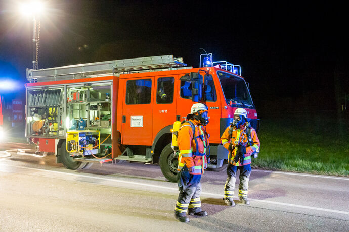 Brand in Autowerkstatt / Autohandel, In den Badwiesen, Oppenweiler, 14.04.2021