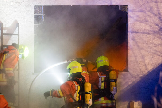 Brand in Autowerkstatt / Autohandel, In den Badwiesen, Oppenweiler, 14.04.2021