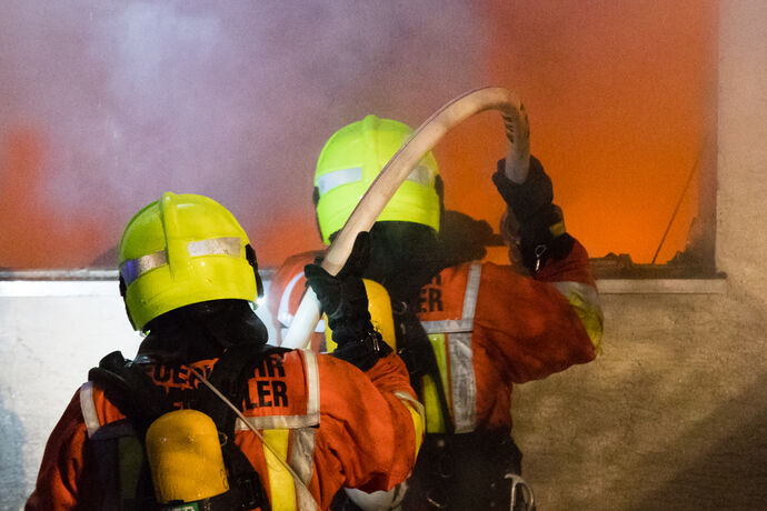 Brand in Autowerkstatt / Autohandel, In den Badwiesen, Oppenweiler, 14.04.2021